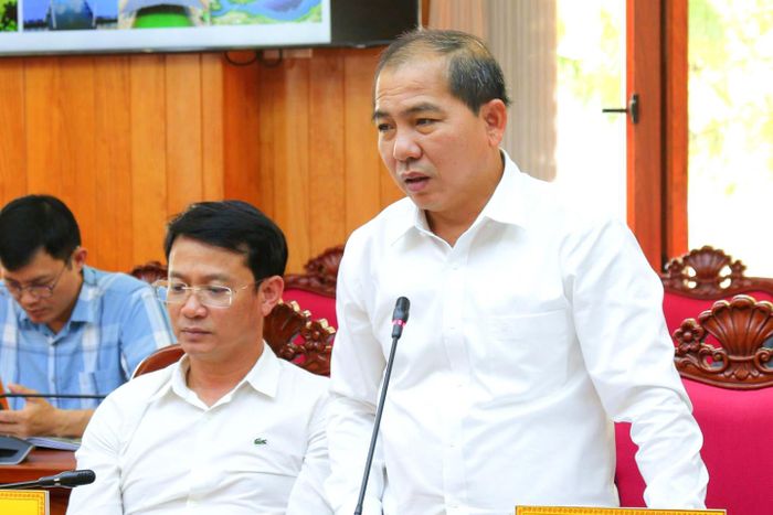 Giám đốc Sở Xây dựng Lê Ngọc Tiến góp ý về các dự án của liên danh nhà đầu tư tại buổi làm việc