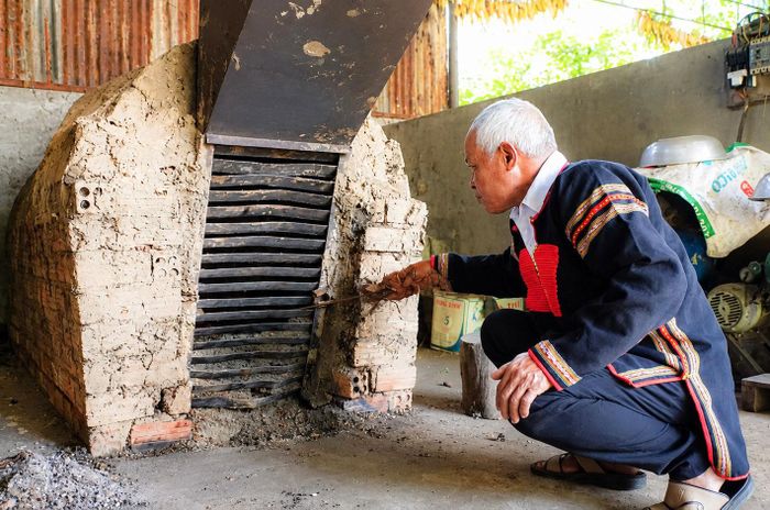 Nhờ mạnh dạn chuyển đổi cơ cấu cây trồng, vật nuôi; đầu tư khoa học kỹ thuật, máy móc sản xuất, ông Y Drim Ktul từng bước vươn lên trở thành hộ sản xuất kinh doanh giỏi