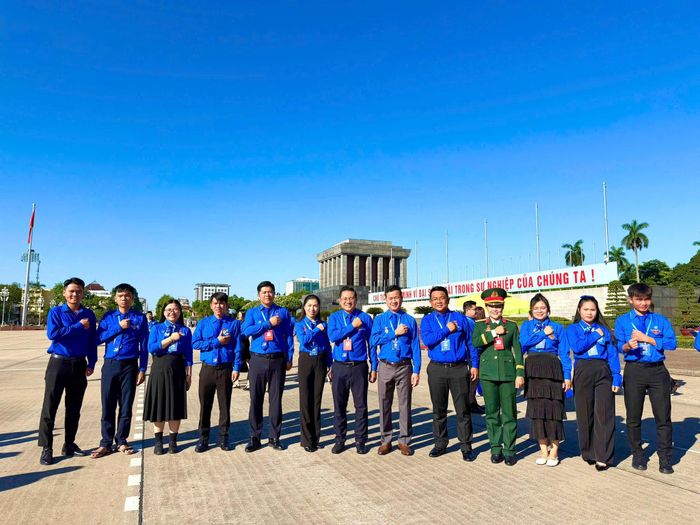 Đoàn đại biểu tỉnh Lâm Đồng thành kính báo công, dâng Bác tại Lăng Chủ tịch Hồ Chí Minh