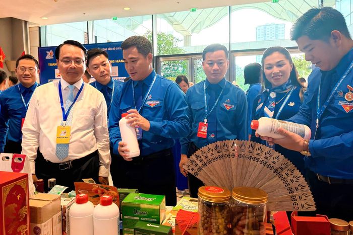 Đồng chí Đặng Hồng Sỹ tham quan gian hàng giới thiệu sản phẩm tiêu biểu của thanh niên Lâm Đồng bên lề Đại hội Đoàn toàn quốc lần thứ XIII