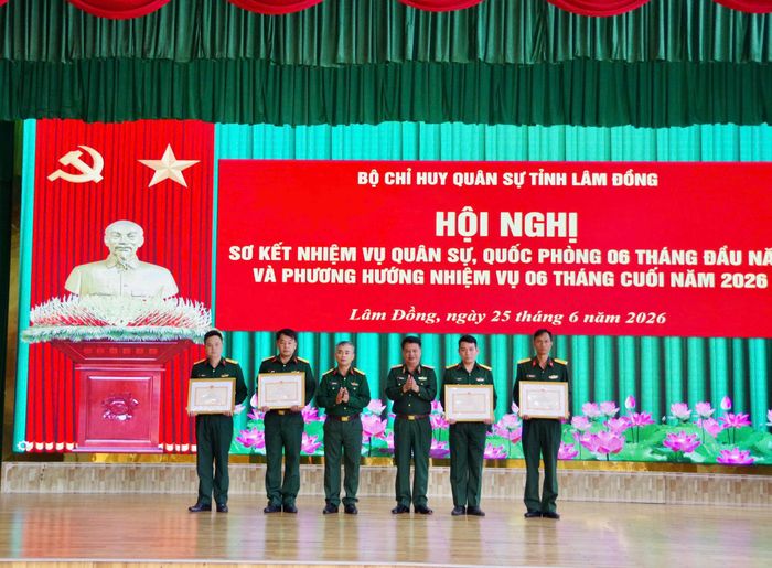 Trao Bằng khen của Bộ Quốc phòng cho các tập thể và cá nhân
