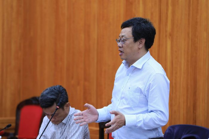 Phó Giám đốc Sở Xây dựng Lâm Đồng Nguyễn Thanh Chương trao đổi về hồ sơ đề xuất điều chỉnh chủ trương đầu tư 2 tuyến cao tốc