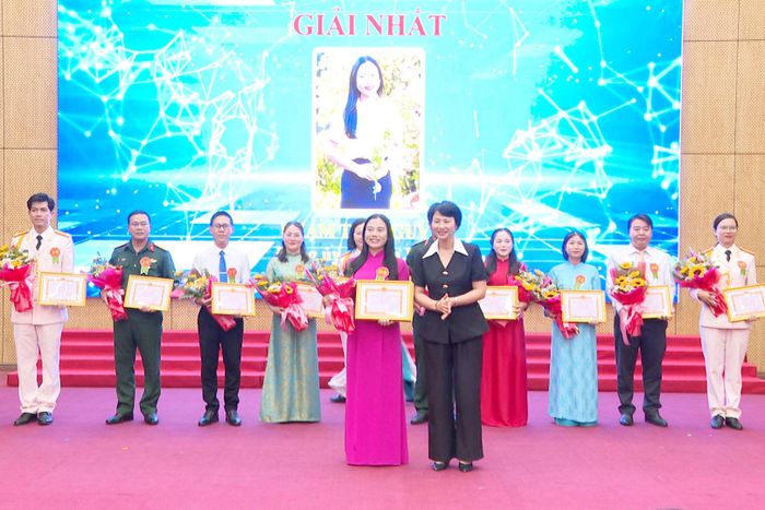 Phó Bí thư Tỉnh ủy, Chủ tịch Ủy ban MTTQ Việt Nam tỉnh Lâm Đồng Phạm Thị Phúc trao giải cho các thí sinh đạt thành tích xuất sắc
