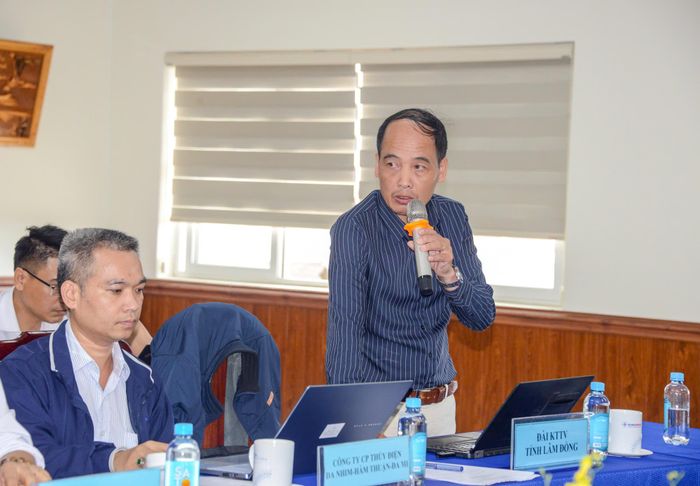 Ông Ngô Duy Thi, Phó Giám đốc Đài Khí tượng Thủy văn tỉnh Lâm Đồng phát biểu tại hội nghị