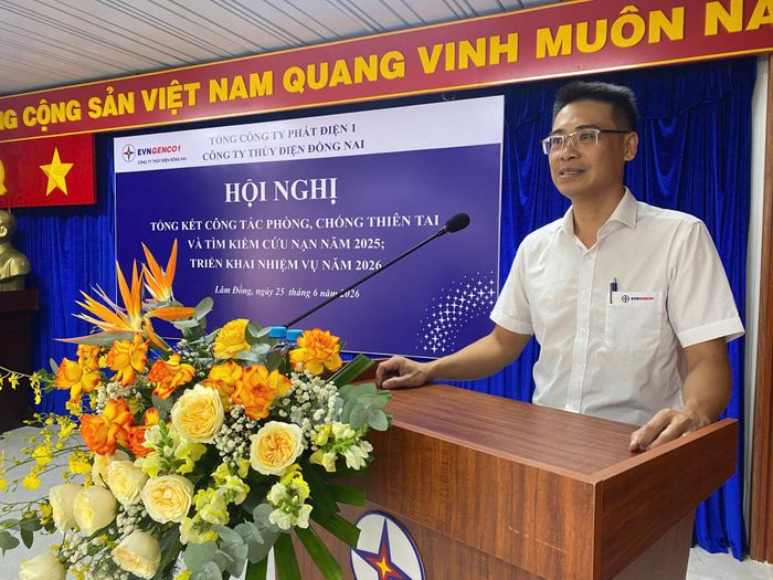 Ông Nguyễn Anh Tuấn, Trưởng Phòng Kỹ thuật và An toàn, Ủy viên Thường trực Ban Chỉ huy Phòng thủ dân sự Công ty Thủy điện Đồng Nai trình bày báo cáo tổng kết công tác PCTT&amp;TKCN năm 2025 và phương hướng, nhiệm vụ năm 2026