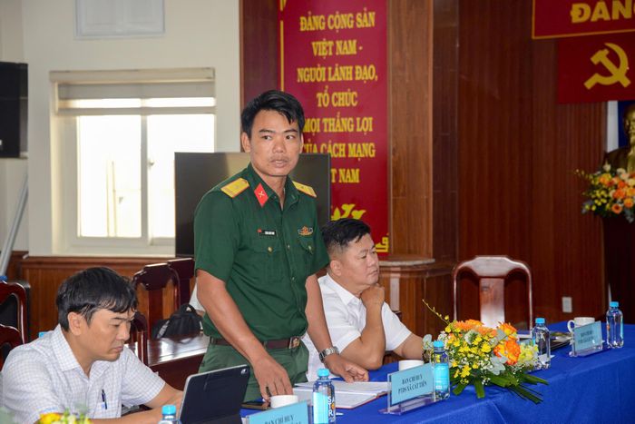 Thiếu tá Trần Xuân Vinh, Phó Chỉ huy trưởng Ban Chỉ huy Quân sự xã Cát Tiên (Lâm Đồng) phát biểu tại hội nghị