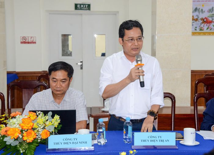 Ông Huỳnh Ngọc Cường, Quản đốc Phân xưởng Vận hành, Công ty Thủy điện Trị An thảo luận tại hội nghị