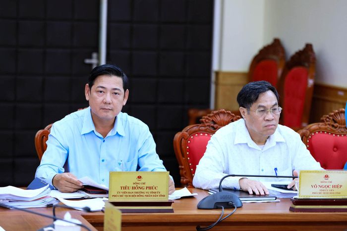 Ủy viên Ban Thường vụ Tỉnh ủy, Phó Chủ tịch HĐND tỉnh Lâm Đồng Tiêu Hồng Phúc và Tỉnh ủy viên, Phó Chủ tịch UBND tỉnh Võ Ngọc Hiệp theo dõi thẩm tra của các ban thuộc HĐND tỉnh