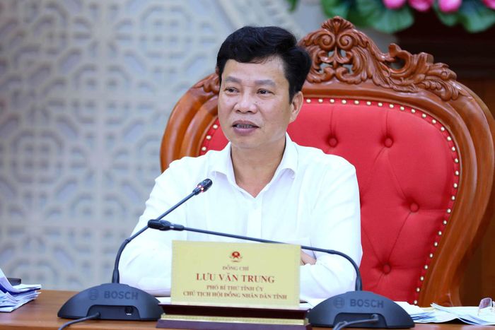 Phó Bí thư Tỉnh ủy, Chủ tịch HĐND tỉnh Lâm Đồng Lưu Văn Trung điều hành và kết luận phiên họp