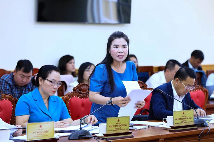 Tỉnh ủy viên, Trưởng Ban Kinh tế - Ngân sách HĐND tỉnh Lâm Đồng Phạm Thị Tường Vân báo cáo thẩm tra các nội dung thuộc thẩm quyền