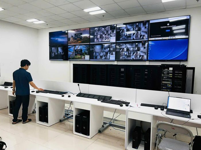 Nhân viên kỹ thuật kiểm tra việc vận hành các thiết bị. Ảnh: Lê Dũng