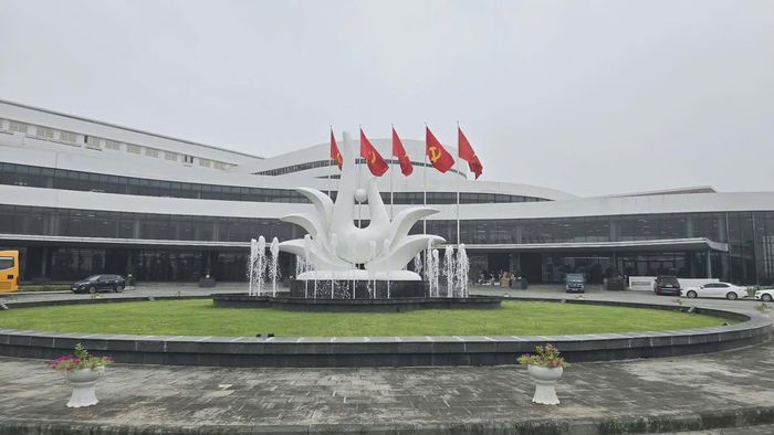 Khuôn viên Bệnh viện khang trang, sạch đẹp. Ảnh: Lê Dũng