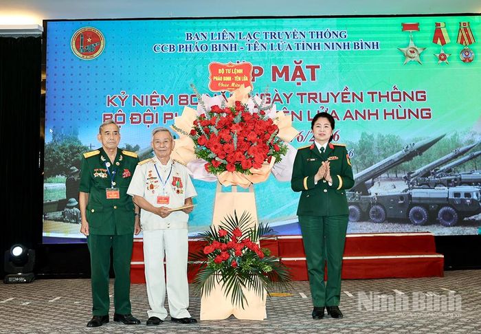 Đại diện Bộ Tư lệnh Pháo binh-Tên lửa tặng hoa chúc mừng Ban Liên lạc truyền thống cựu chiến binh Pháo binh-Tên lửa tỉnh Ninh Bình.
