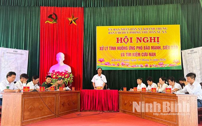 Lãnh đạo xã Khánh Trung phát biểu chỉ đạo tại hội nghị xử lý tình huống ứng phó bão mạnh, siêu bão và tìm kiến cứu nạn năm 2026. Ảnh: Lan Anh
