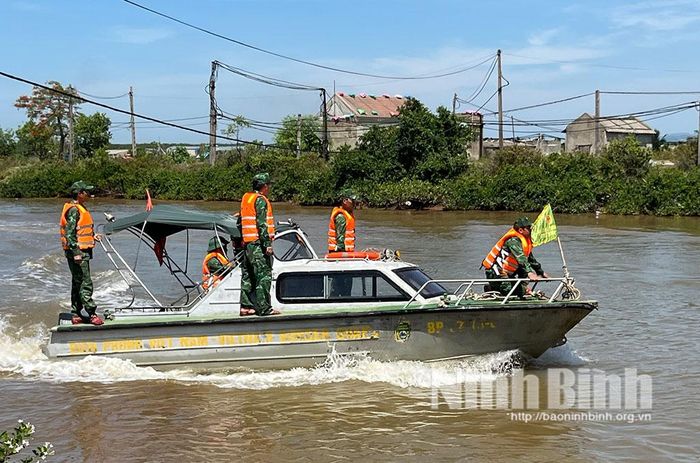 Diễn tập tìm kiếm cứu nạn người dân bị gió bão thôi dơi xuống sông. Ảnh: Mạnh Hùng