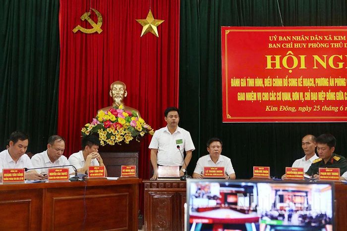 Lãnh đạo Đảng ủy xã Kim Đông phát biểu chỉ đạo tại hội nghị vận hành cơ chế ứng phó siêu bão năm 2026 của địa phương. Ảnh: Mạnh Hùng