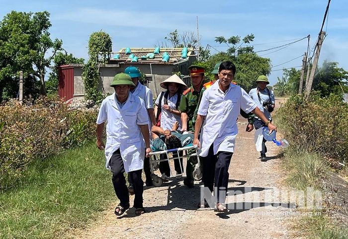 Diễn tập cấp cứu người dân bị nạn do siêu bão số 3. Ảnh: Mạnh Hùng