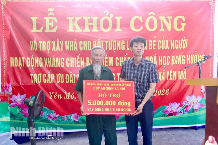 Lãnh đạo xã Yên Mô trao biển hỗ trợ 5 triệu đồng từ Quỹ an sinh xã hội cho gia đình ông Nguyễn Đình Hảo, là bố đẻ của anh Nguyễn Đình Hơn, thôn Trinh Nữ 4, xã Yên Mô, nạn nhân chất độc da cam/dioxin.