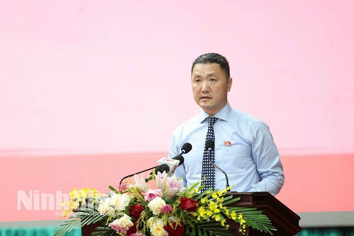 Đồng chí Bùi Văn Mạnh, Tỉnh ủy viên, Giám đốc Sở Du lịch trả lời chất vấn.