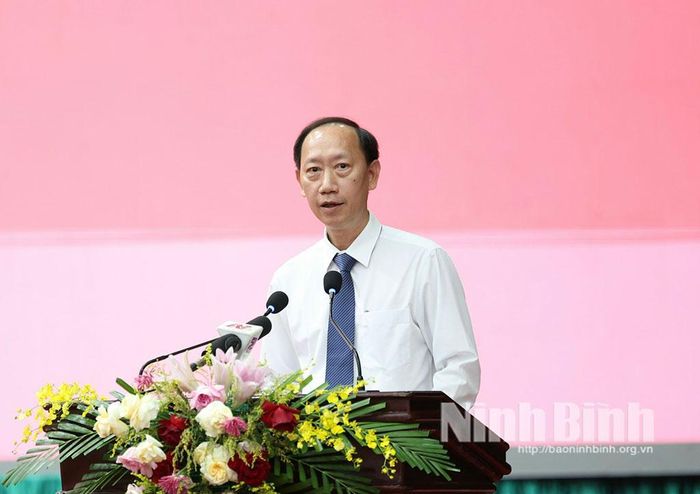 Đồng chí Lê Nguyên Ngọc, Tỉnh ủy viên, Giám đốc Sở Văn hóa và Thể thao trả lời chất vấn.