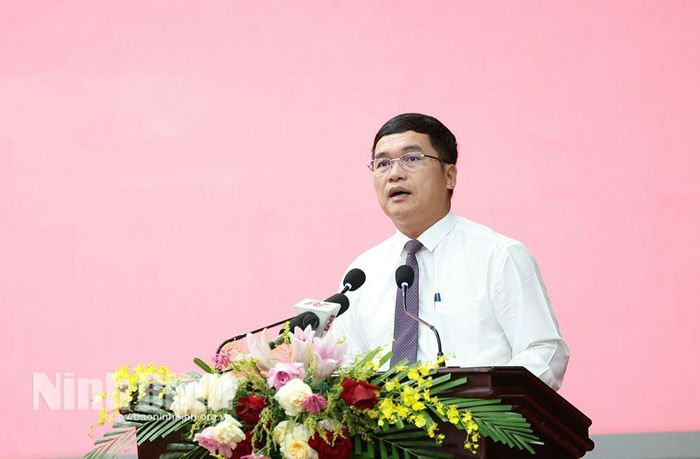 Đồng chí Nguyễn Văn Lượng, Ủy viên Ban Thường vụ Tỉnh ủy, Giám đốc Sở Xây dựng trả lời chất vấn.