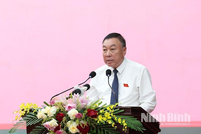 Đồng chí Đinh Văn Tiên, Ủy viên Ban Thường vụ Tỉnh ủy, Giám đốc Sở Nông nghiệp và Môi trường trả lời chất vấn.