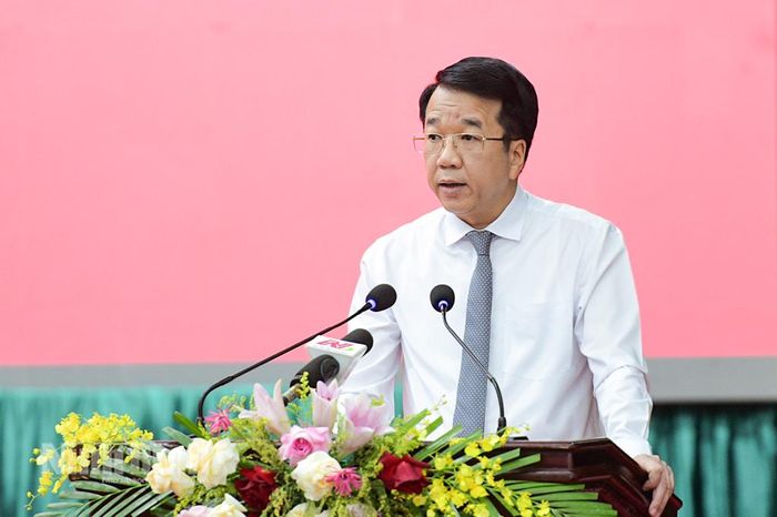 Đồng chí Nguyễn Thanh Bình, Phó Bí thư Tỉnh ủy, Chủ tịch UBND tỉnh giới thiệu nhân sự bầu bổ sung Ủy viên UBND tỉnh.