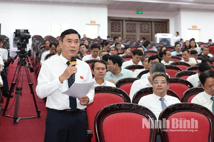 Đại biểu Ngô Thanh Tùng chất vấn các vấn đề liên quan đến ngành nông nghiệp.