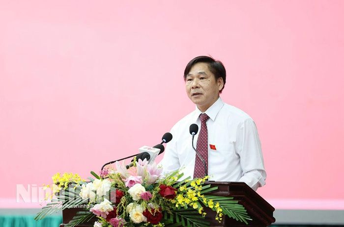 Đồng chí Nguyễn Anh Chức, Ủy viên Ban Thường vụ Tỉnh ủy, Phó Chủ tịch UBND tỉnh làm rõ các nội dung chất vấn của đại biểu.