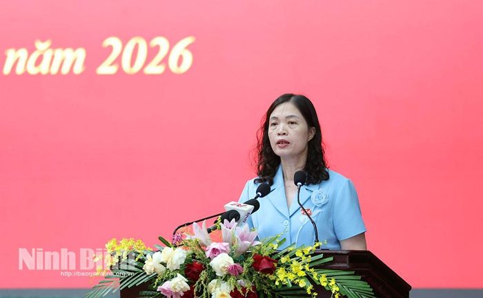 Đồng chí Phạm Thị Phương Hạnh, Tỉnh ủy viên, Giám đốc Sở Y tế giải trình làm rõ các vấn đề thuộc thẩm quyền.