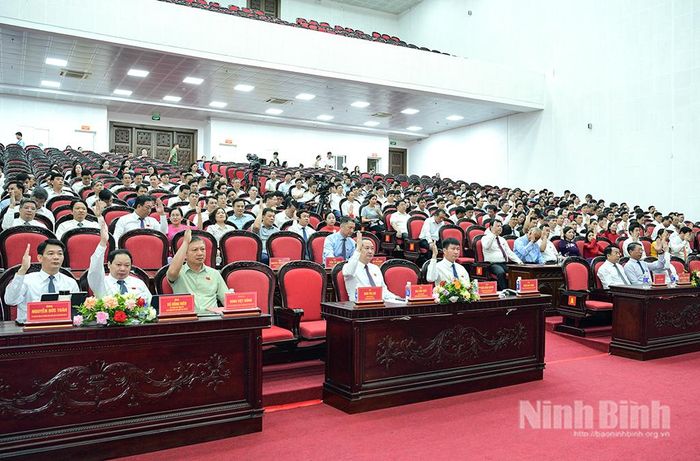 Các đại biểu biểu quyết thông qua Nghị quyết về việc xác nhận kết quả bầu bổ sung Ủy viên UBND tỉnh, nhiệm kỳ 2026-2031.