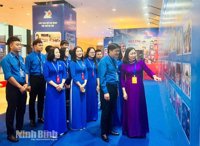 Đồng chí Đinh Thị Lụa, Phó Bí thư Tỉnh ủy, Chủ tịch Ủy ban MTTQ Việt Nam tỉnh cùng Đoàn đại biểu tỉnh Ninh Bình tham quan Triển lãm ảnh “Đoàn TNCS Hồ Chí Minh vững bước vươn mình trong kỷ nguyên mới” bên lề Đại hội.