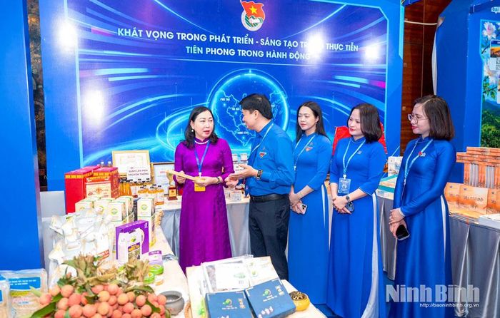 Đồng chí Đinh Thị Lụa, Phó Bí thư Tỉnh ủy, Chủ tịch Ủy ban MTTQ Việt Nam tỉnh tham quan gian hàng khởi nghiệp của thanh niên Ninh Bình.