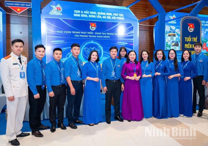 Đồng chí Đinh Thị Lụa, Phó Bí thư Tỉnh ủy, Chủ tịch Ủy ban MTTQ Việt Nam tỉnh cùng Đoàn đại biểu tỉnh Ninh Bình chụp ảnh lưu niệm tại gian trưng bày của Cụm thi đua số 2 bên lề Đại hội.