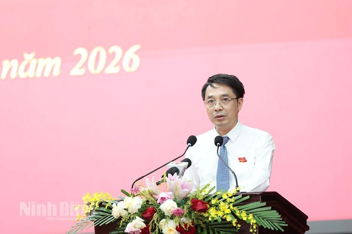 Đồng chí Hoàng Văn Kiên, Tỉnh ủy viên, Phó chủ tịch HĐND tỉnh trình bày báo cáo tổng hợp ý kiến, kiến nghị của cử tri trước kỳ họp thường lệ giữa năm 2026, HĐND tỉnh khóa XVI.