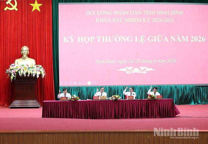 Các đại biểu biểu quyết thông qua các Nghị quyết tại Kỳ họp.