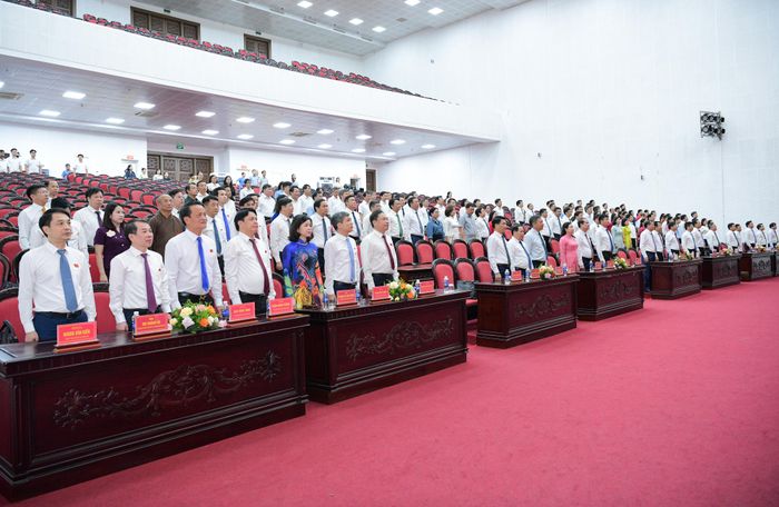 Các đại biểu thực hiện nghi thức chào cờ bế mạc Kỳ họp.