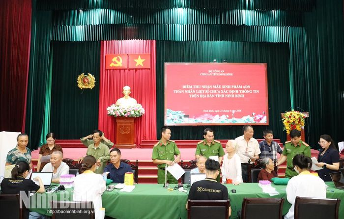 Hoạt động thu nhận mẫu sinh phẩm ADN thân nhân liệt sĩ chưa xác định thông tin được triển khai tại Công an tỉnh Ninh Bình cơ sở 3 (phường Phù Vân) sáng 25/6.