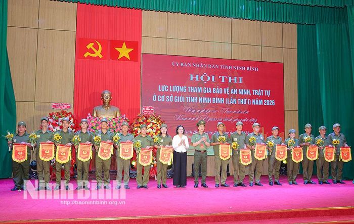 Lãnh đạo Ủy ban MTTQ tỉnh và lãnh đạo Công an tỉnh trao cờ lưu niệm và hoa cho các đội dự thi.