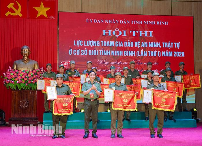 Lãnh đạo công an tỉnh trao giải A toàn đoàn cho đội đạt giải.
