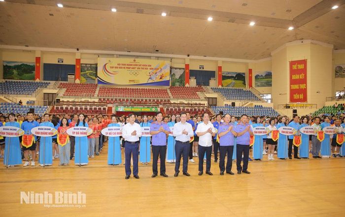 Các đại biểu trao cờ lưu niệm và kỷ niệm chương cho các đoàn vận động viên tham dự Hội thao.