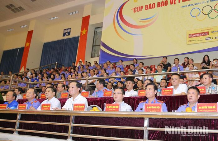 Các đại biểu dự lễ khai mạc.