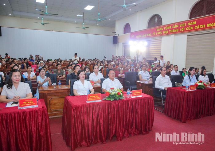 Các đại biểu dự chương trình.