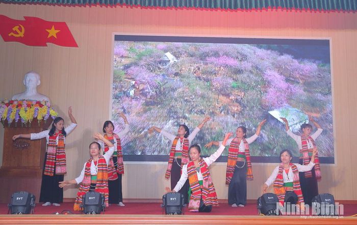 Tiết mục văn nghệ tham gia chương trình giao lưu.