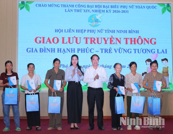 Lãnh đạo Ủy ban MTTQ Việt Nam tỉnh và lãnh đạo xã Phú Long trao quà cho phụ nữ có hoàn cảnh khó khăn.