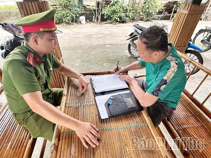 Hộ kinh doanh dịch vụ du lịch trên địa bàn xã Mai Hạ chủ động ký cam kết có các nội dung liên quan đến việc cho du khách thuê, mượn phương tiện giao thông.