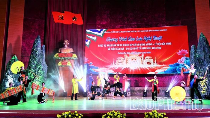 Diễn viên Nhà hát Lạc Hồng biểu diễn phục vụ người dân và du khách dịp Giỗ Tổ Hùng Vương năm 2026, tại phường Hòa Bình.