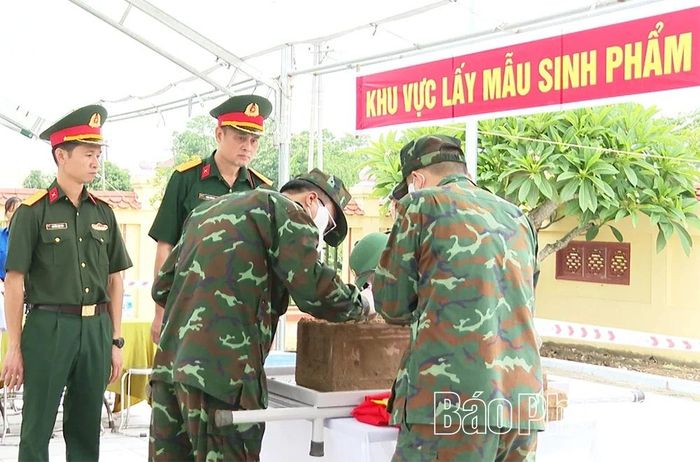 Lấy mẫu tại Nghĩa trang liệt sĩ Chu Hóa, xã Hy Cương, tỉnh Phú Thọ.