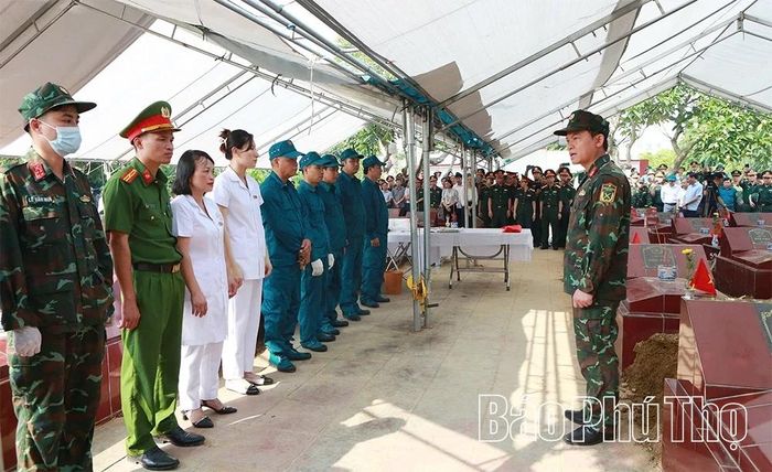Tổ lấy mẫu triển khai nhiệm vụ trước khi thực hành lấy mẫu.