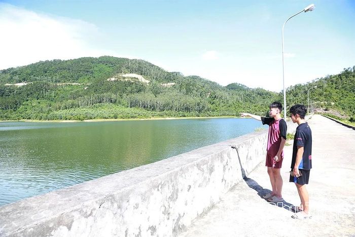 Thanh niên địa phương giới thiệu vẻ đẹp và tiềm năng của hồ Bản Long.